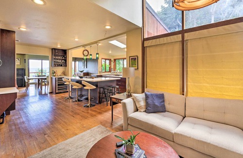 View Ridge House | Large Home w/ Hot Tub: 8 Mi to Downtown Seattle!