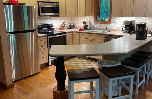 Stahlstown House | Large hot tub on large deck, close to golf courses, state parks, and wineries!