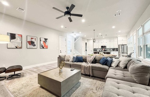 Dallas House | Large House | Sleeps 12 Guests | Near City Center