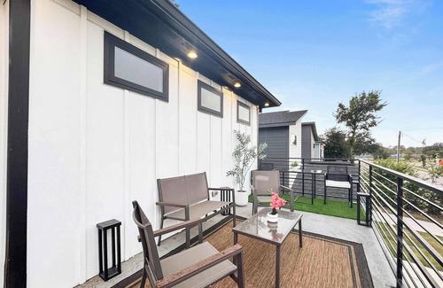 Dallas House | Large House | Sleeps 12 Guests | Near City Center