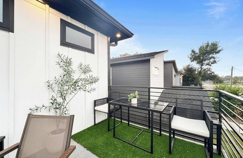 Dallas House | Large House | Sleeps 12 Guests | Near City Center