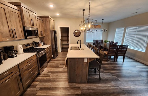 Panguitch House | Large House with 3 King Beds 20 minutes from Bryce Canyon