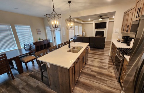 Panguitch House | Large House with 3 King Beds 20 minutes from Bryce Canyon