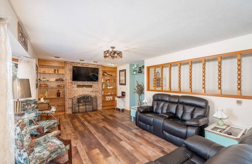 Cherokee Village House | Large Lake Home w Dock - Pet Friendly - Wake Lake