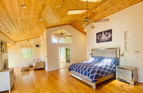 Groveland Ski Chalet | Large Lake Retreat - 7000 sqft - 5 min to lake beach!