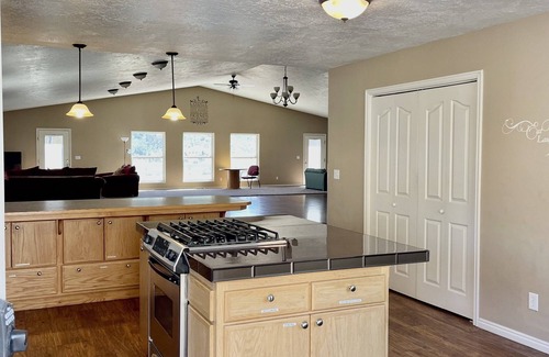 Lava Hot Springs House | Large Lodge in Lava Hot Springs, Idaho 8 bedrooms sleeps 35