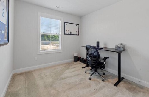 North Newport News House | Large Luxury Townhouse close to Williamsburg & VA beach