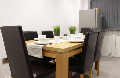 Birmingham City Centre House | Large Modern 5 Bed Town House Within Birmingham City Centre