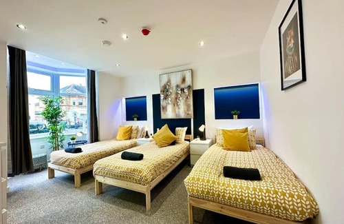 Winton House | Large New 4 bedroom House Sleeps up to 12 - Accepts Groups - Great Location - FREE Parking - Fast WiFi - Smart TVs - sleeps up to 12 people - Close to Bournemouth & Poole Town Centre & Sandbanks