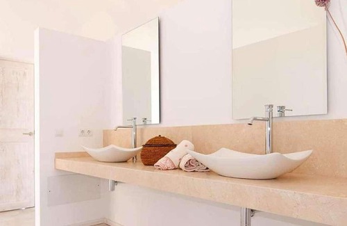 Ariany Villa | Large pool and great views