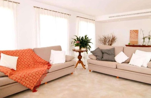 Ariany Villa | Large pool and great views
