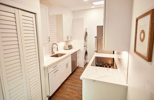 Keolu Hills House | Large Private Studio - Brand New with Kitchen and Laundry