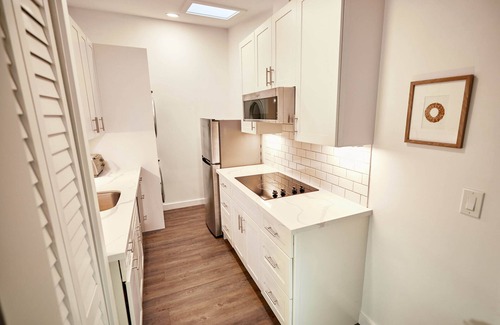 Keolu Hills House | Large Private Studio - Brand New with Kitchen and Laundry