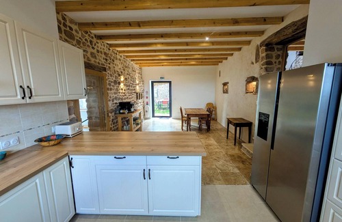 Chiddes House | Large, quiet gite with swimming pool and sublime view in the heart of the hills.