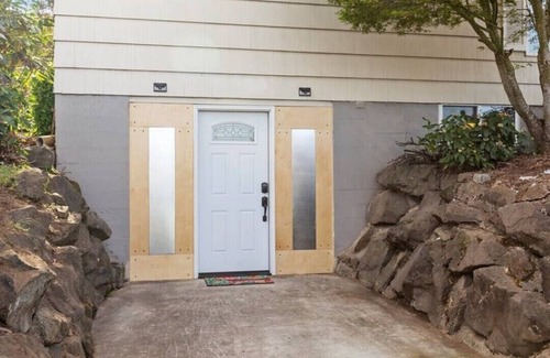 Bryn Mawr-Skyway House | Large Seattle Abode with Unique Space