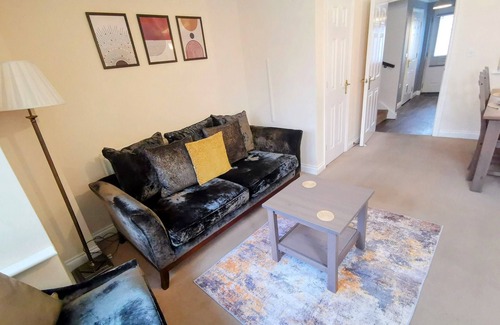 Nantwich House | Large, Spacious 3 Bed Home - Parking & WiFi