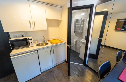 Selly Oak Apartment | Large studio 10 minute train journey to the city!