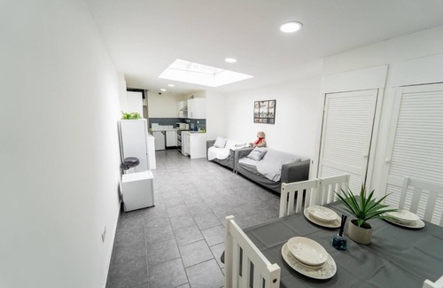 Selly Oak Apartment | Large studio 10 minute train journey to the city!