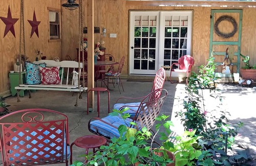 Paluxy House | Large, Stunning & Cheery Private Farmhouse Style Apartment with King Bed & Patio