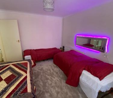 Chatham House | Large Stylish 3 Bedroom in Chatham