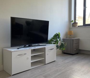 Bedford Apartment | Large Suite - Bedford City Centre