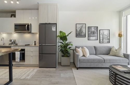 Downtown Toronto Apartment | Large two bedroom condo with CN tower view!