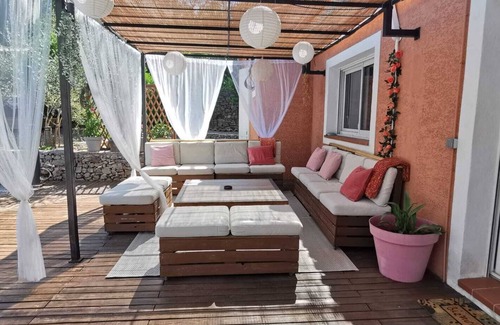 Flassans-sur-Issole Villa | Large vacation villa for family gatherings with heated pool.