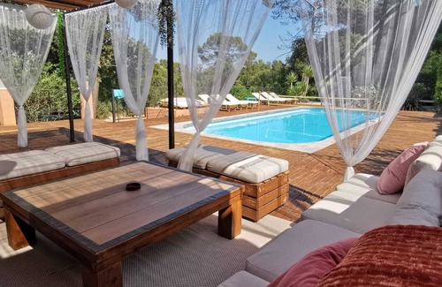 Flassans-sur-Issole Villa | Large vacation villa for family gatherings with heated pool.
