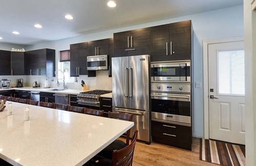 Lincoln Beach House | Large Vacation Home,10bd/8ba Beach Unique Whale Watching from beach
