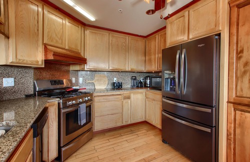 Raymond House | Large Vacation Home, Private Lake, Near Yosemite, Family Reunions, Comfortable