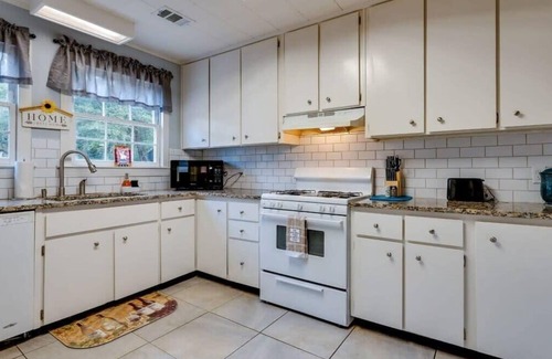 Isle of Hope Historic District House | Large Yard & Island Feel - Happy on Hope Isle