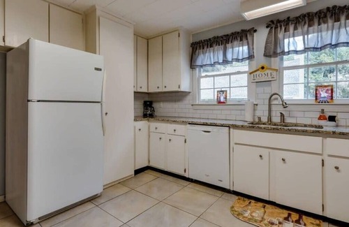 Isle of Hope Historic District House | Large Yard & Island Feel - Happy on Hope Isle