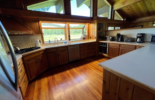 Cameron House | Largest home directly on Madison River 6 beds/6 baths & FR
