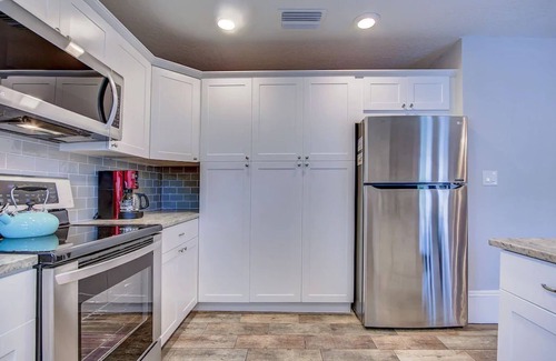 Bay Esplanade House | LARGEST in North Beach- PRIVATE POOL- 1 Block to BEACH - All 3 Units- SLEEPS 16