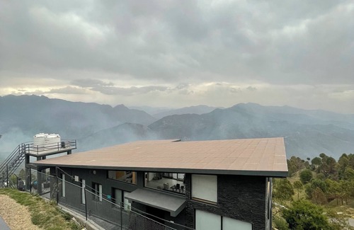 Tehri Villa | LaRiSa X Mountains & Martini Villa
