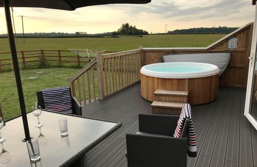 Somerton Resort | Larkrise Farm Lodges