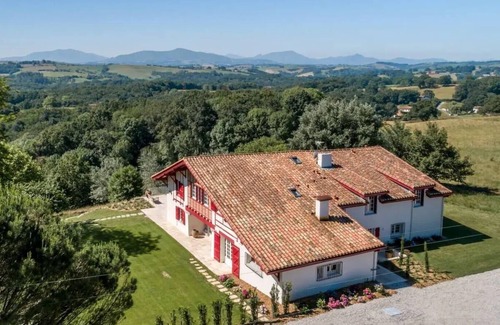 Briscous House | LARREISTA - Superb Basque farmhouse with swimming pool and panoramic view