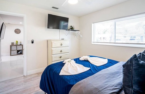 Oakland Park House | Larry's Lauderdale Getaway with Heated Pool & Tiki Hut