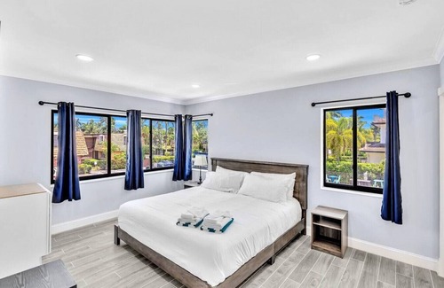 Nurmi Isles Apartment | Las Olas Luxury 2BR Apt + Pool