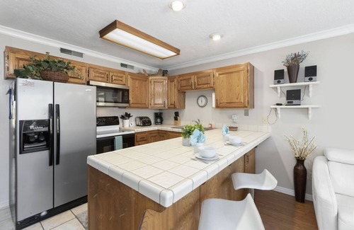 St. George Condo | Las Palmas Resort 304 | Main Level Condo, New Flooring, Mountain Views, Close to Pools, and more!