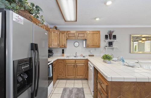 St. George Condo | Las Palmas Resort 304 | Main Level Condo, New Flooring, Mountain Views, Close to Pools, and more!