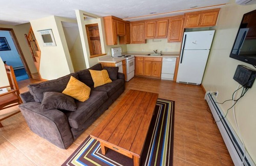Ellisville House | Last minute 10/4-5 discounted! 7 person hot tub! 4 Suites plus! Sleep 16