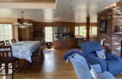 Ellisville House | Last minute 10/4-5 discounted! 7 person hot tub! 4 Suites plus! Sleep 16