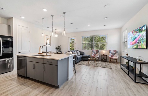 Davenport House | Last Minute Disney Getaway! Townhouse with Private Pool. Book Now! #121771