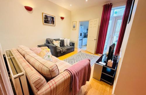 Birmingham Apartment | Last-Minute Reserve l Exclusive Deal l Sleeps Up to 5 l Free Parking l cottage l close to city