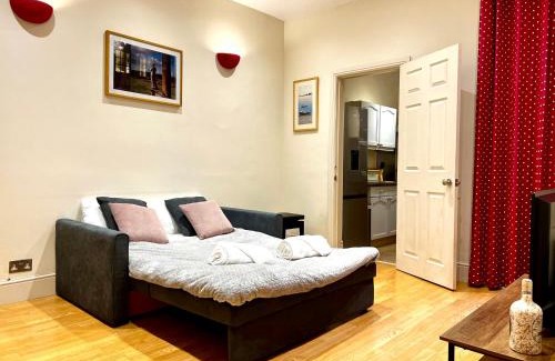 Birmingham Apartment | Last-Minute Reserve l Exclusive Deal l Sleeps Up to 5 l Free Parking l cottage l close to city