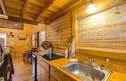 Bandera Cabin | Last Outpost-Cedar Loft