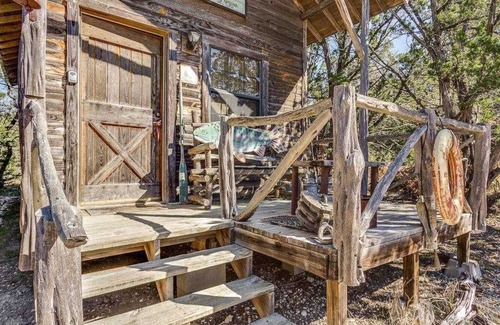 Bandera Cabin | Last Outpost-Cedar Loft