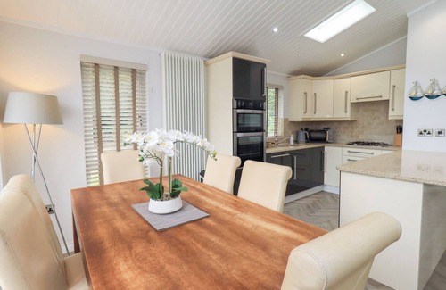Troutbeck Bridge Cottage | LAUGHING DUCK, pet friendly, with hot tub in Windermere