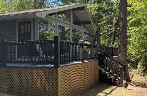 Harrington Cottage | Laurentian Lakeside Cottage 53, 4-season, 3 bedroom 2 bath cottage sleeps 8